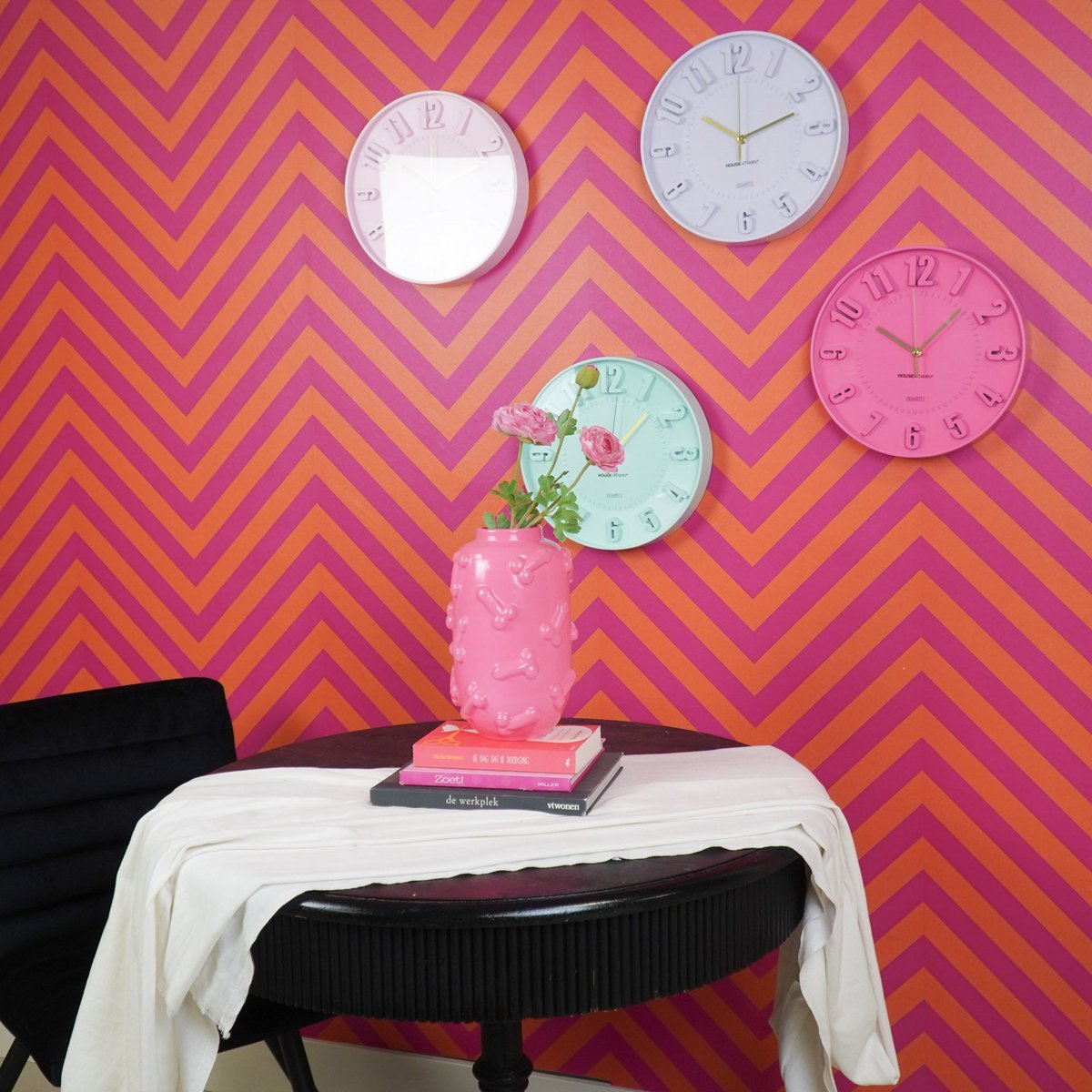 Uhr- Wanduhr Nummern- Neon Pink -30x30x4cm