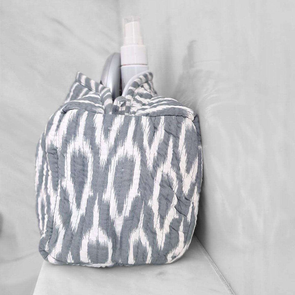 Handgemachte Kosmetiktasche "Positive Grey"