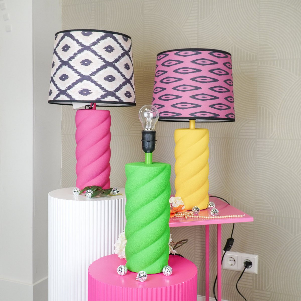 Tischlampe - Keramik - Neonrosa - E27- 12x12x28cm